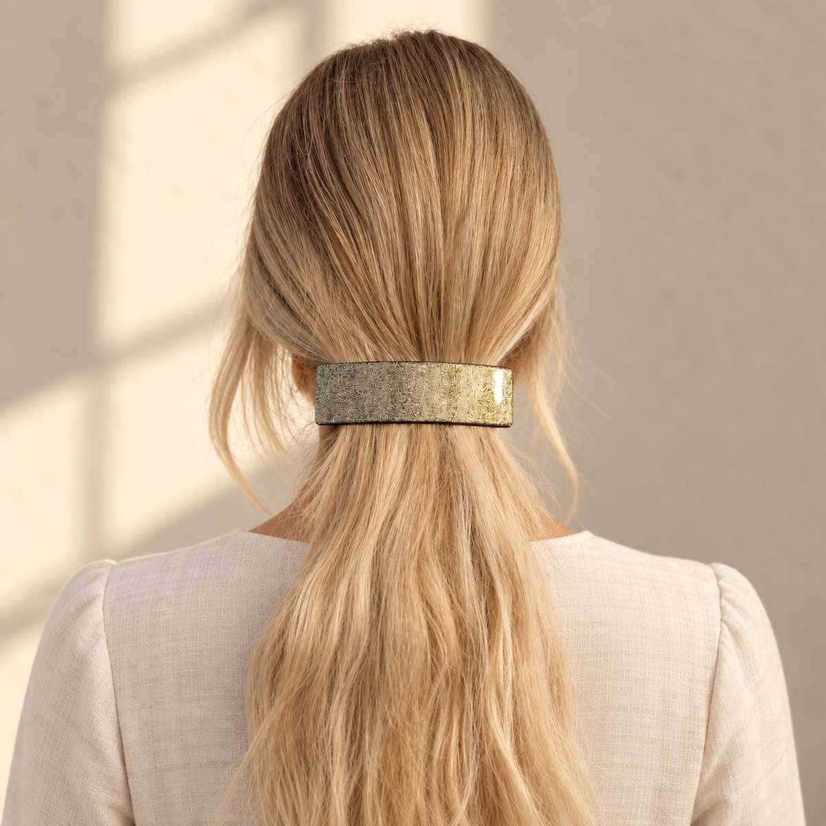 Grande barrette à cheveux Hortance pailletée or portée