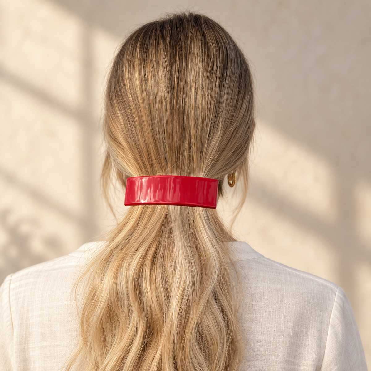 Grande barrette à cheveux rouge Hortance portée