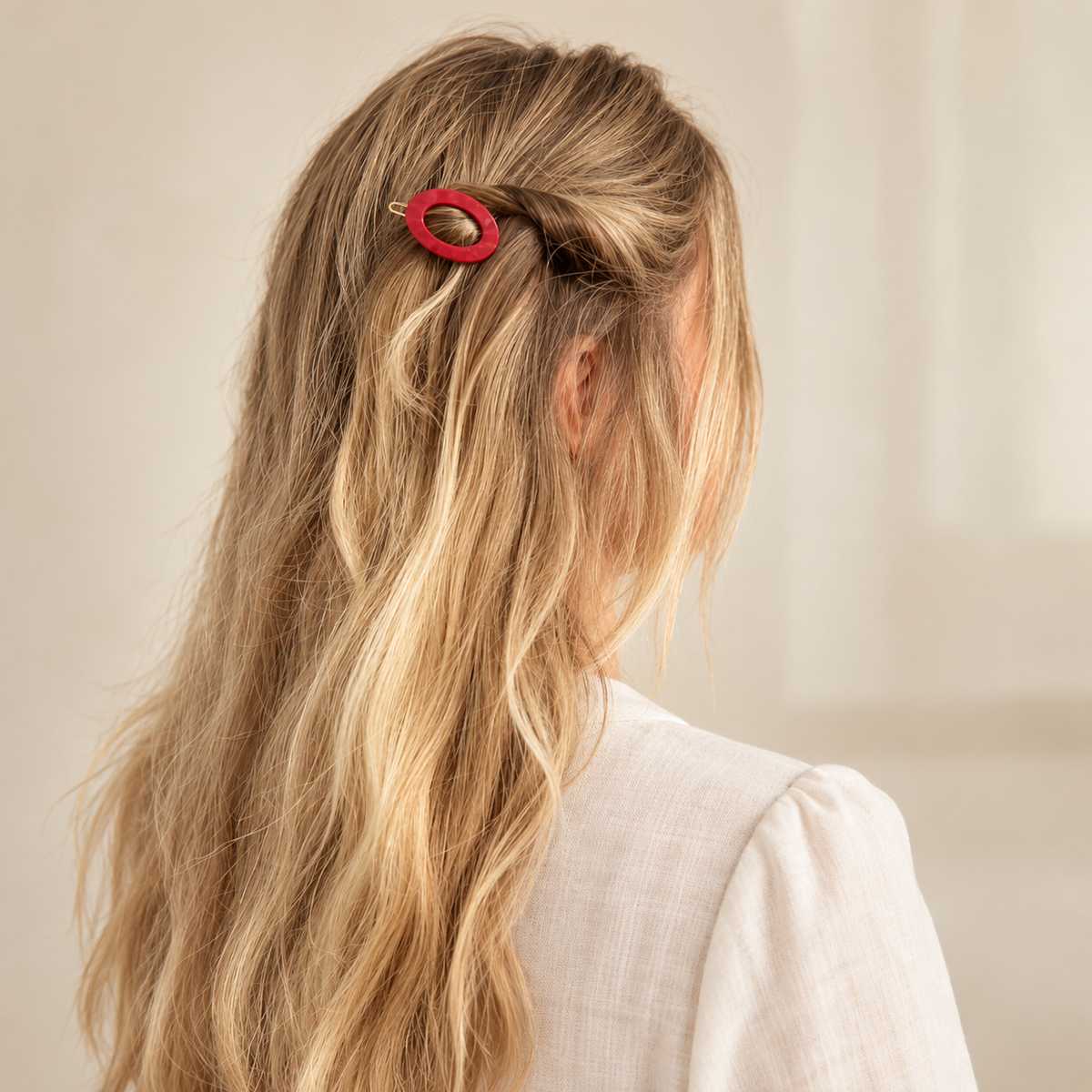 Petite barrette à cheveux rouge Chloé portée