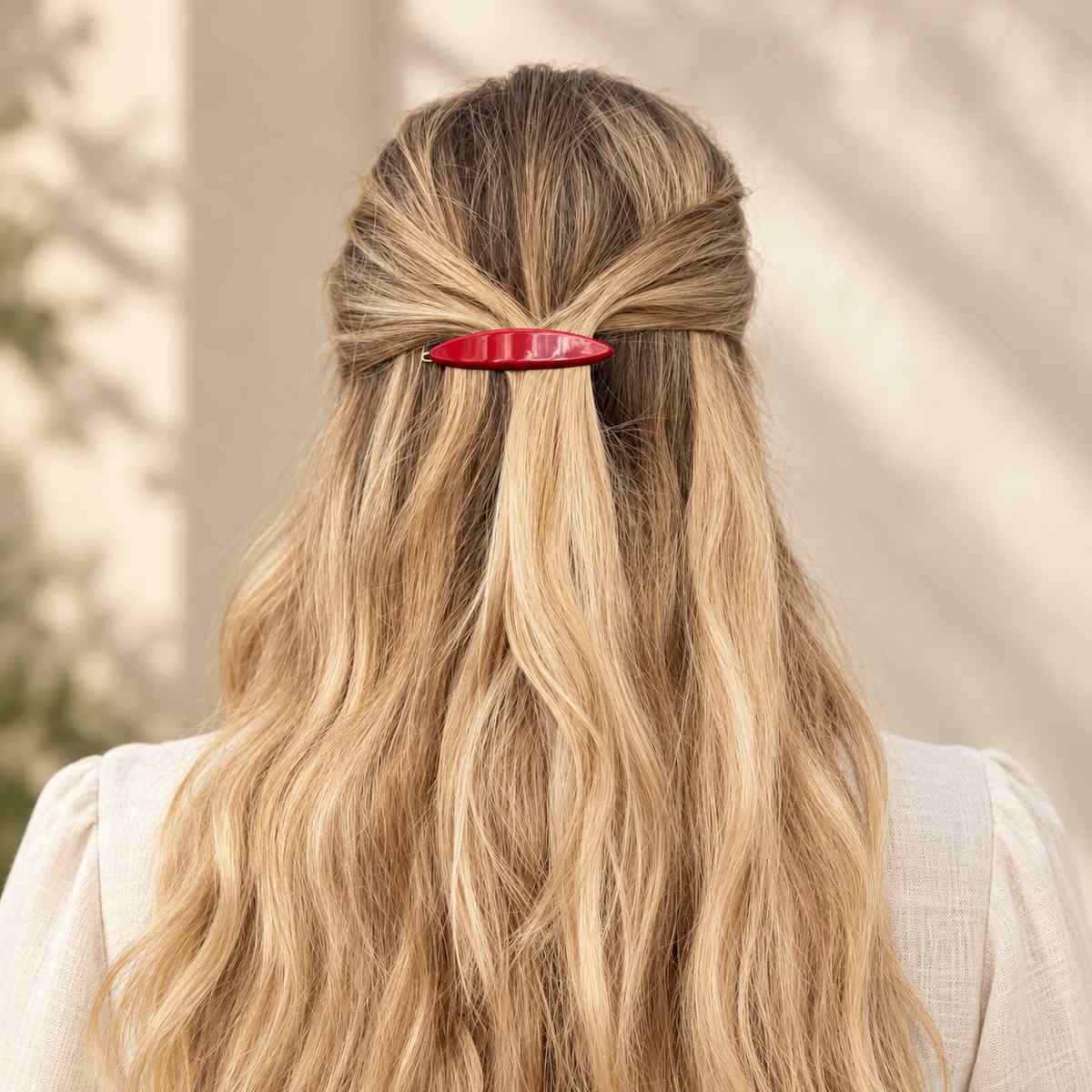Barrette à cheveux rouge Clémence portée