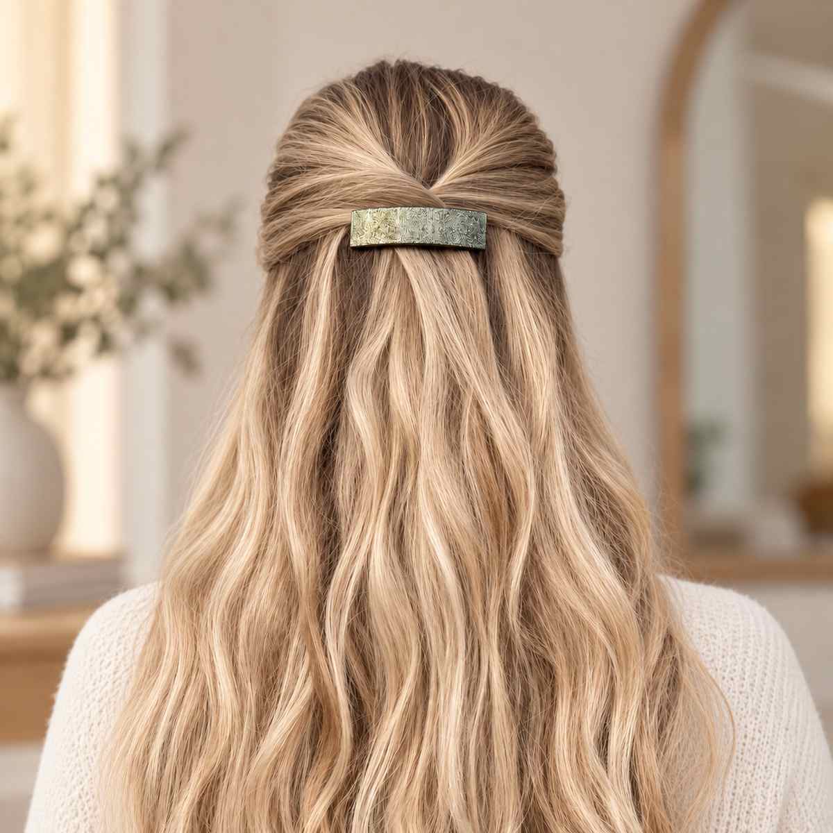 Barrette à cheveux Anne pailletée or portée