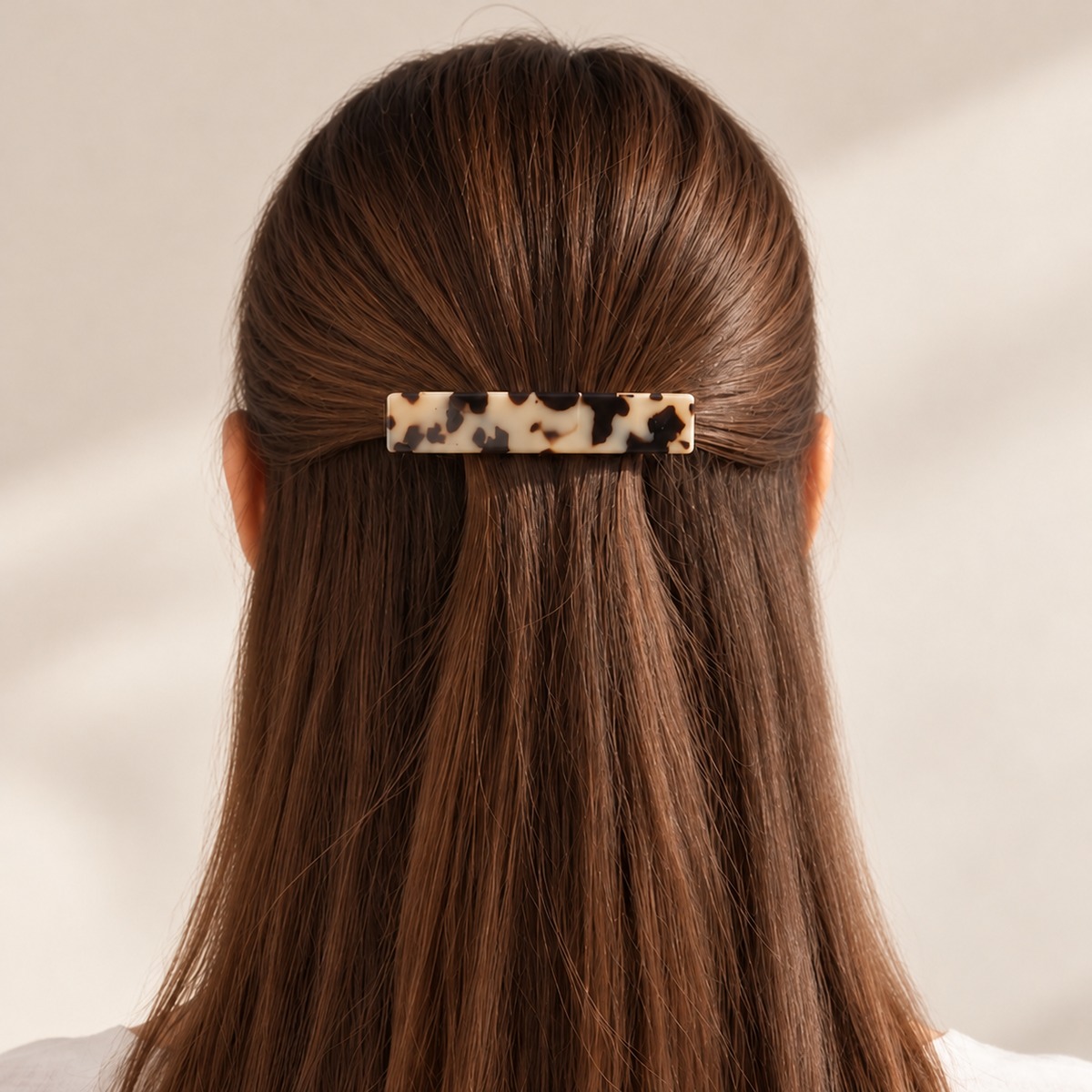 Barrette à cheveux Carla collection Classique écaille claire portée