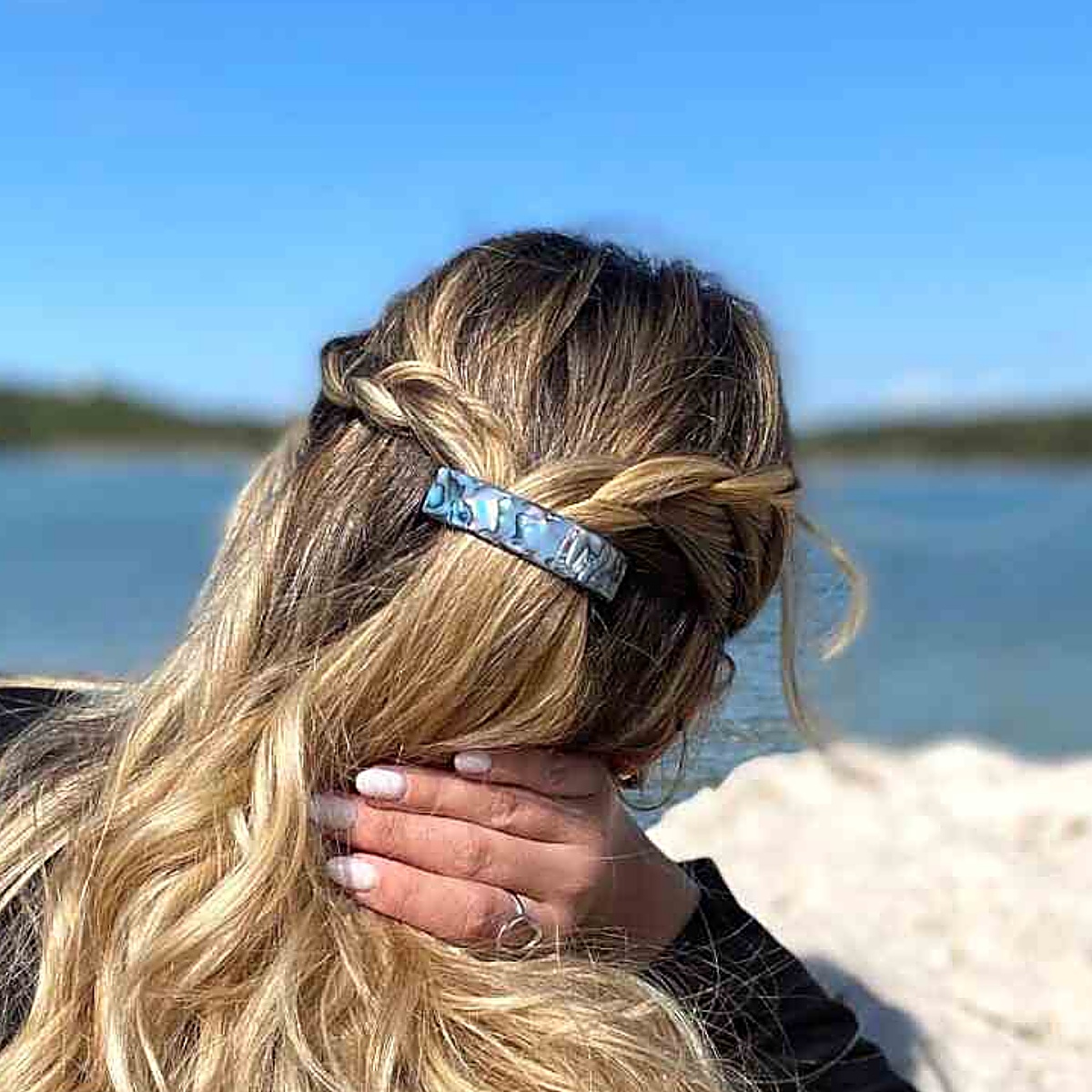 barrette-cheveux-amandine-mer-du-sud-portee