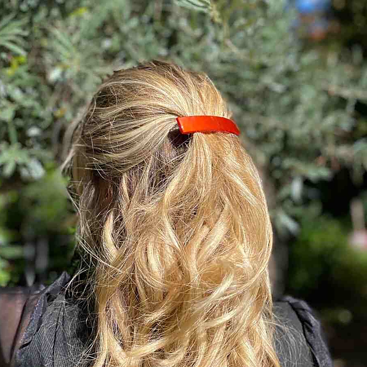 barrette-cheveux-carla-opale-rouge-portee