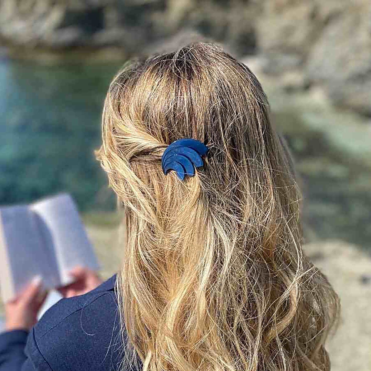 barrette-cheveux-coralie-opale-bleu-galaxy-portee