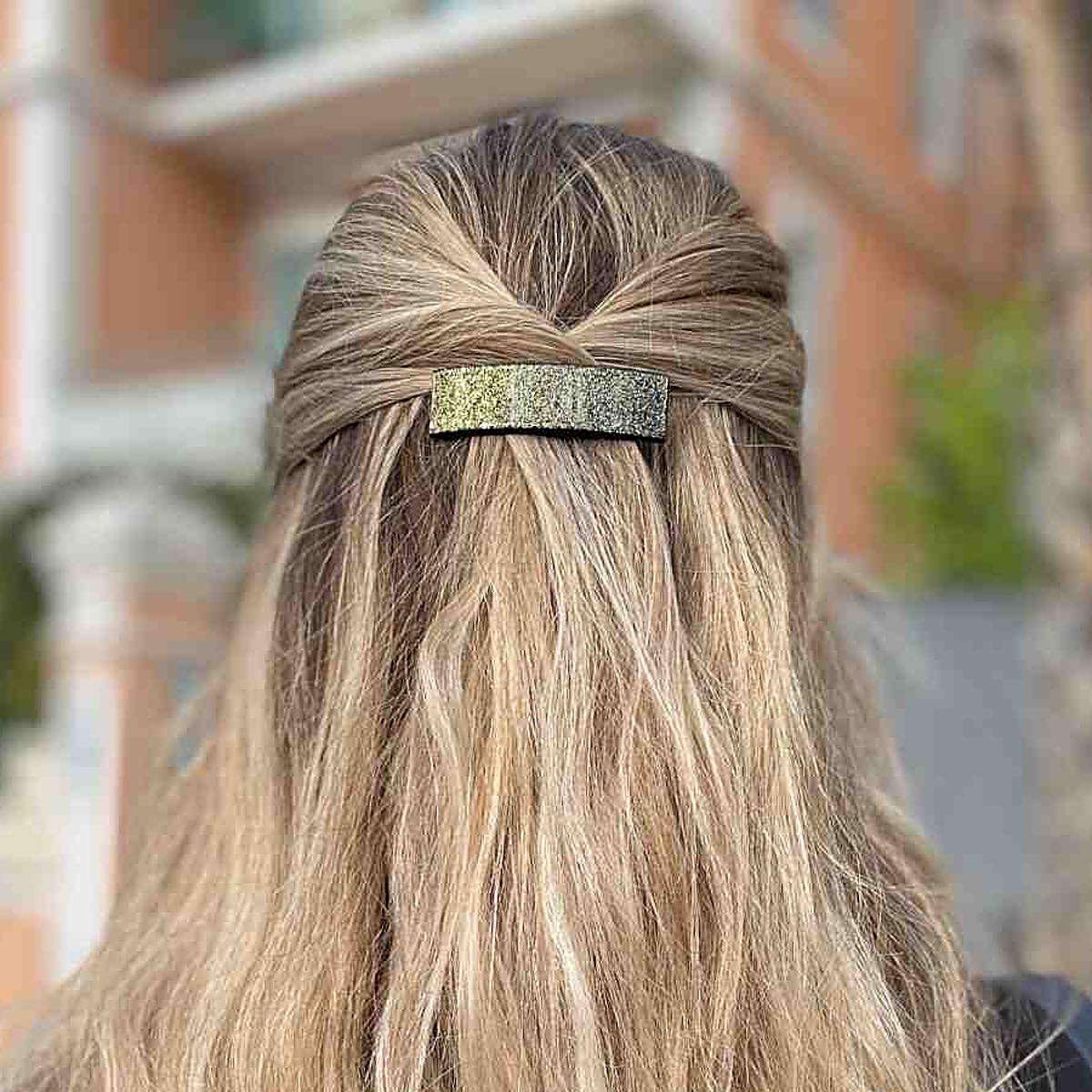 barrette-a-cheveux-anne-glossy-paillete-or-portee