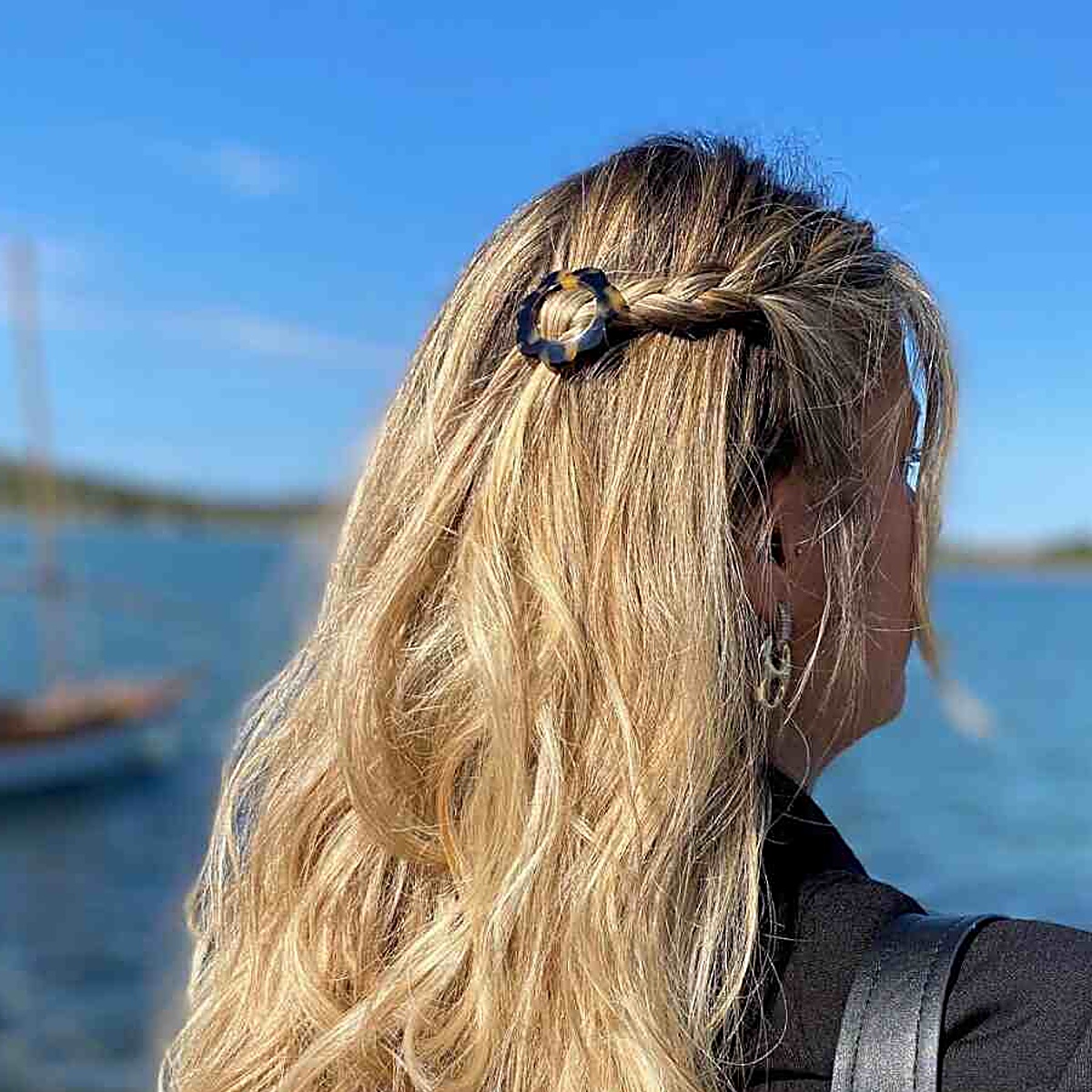 barrette-cheveux-leopoldine-ecaille-fonce-portee