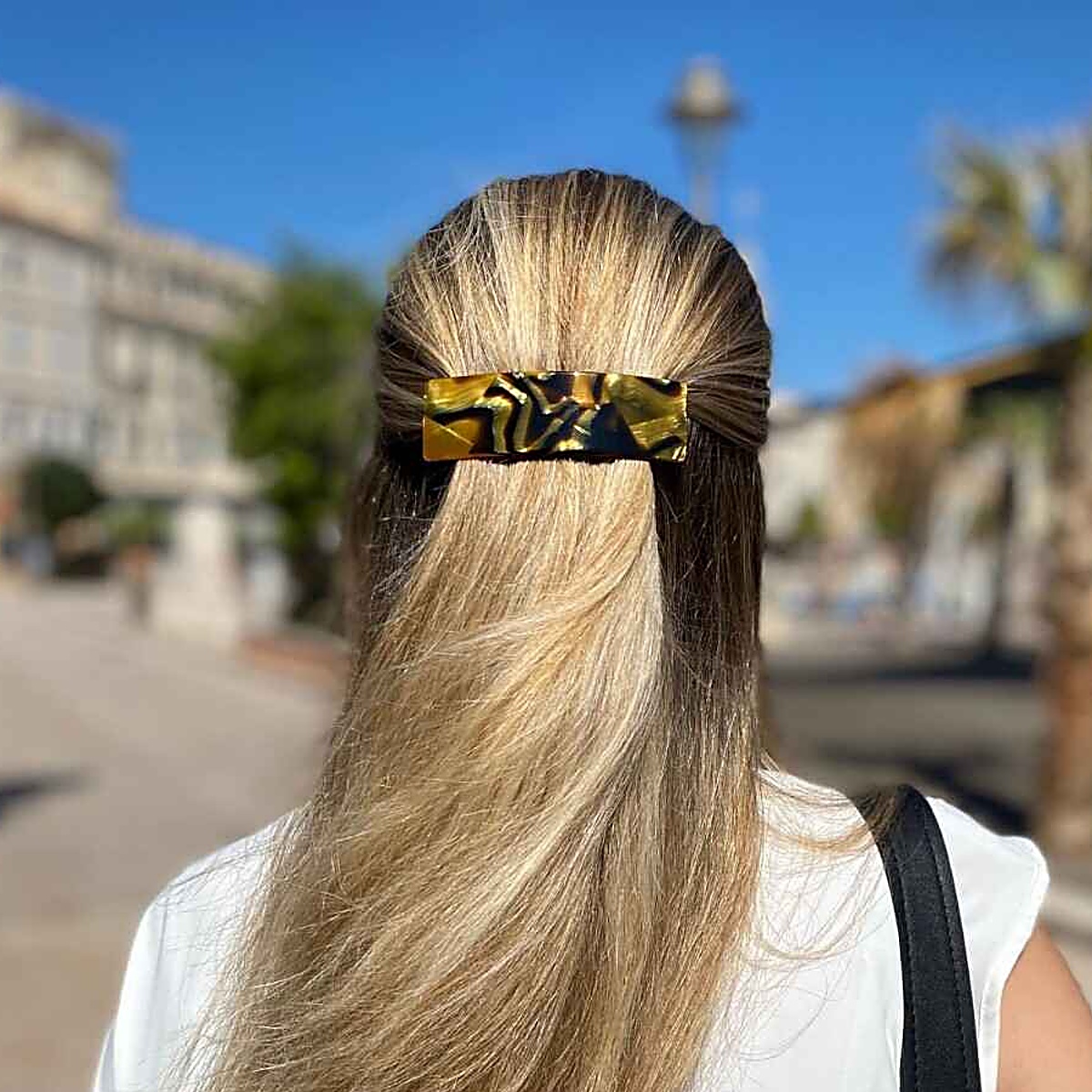 barrette-cheveux-hortance-corne-dore-portee