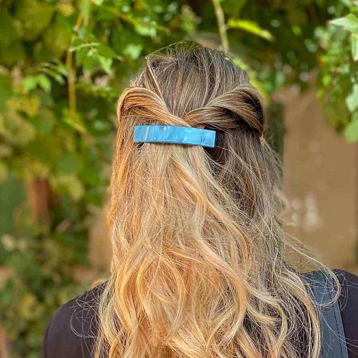 barrette-cheveux-carla-nacre-bleu-portee