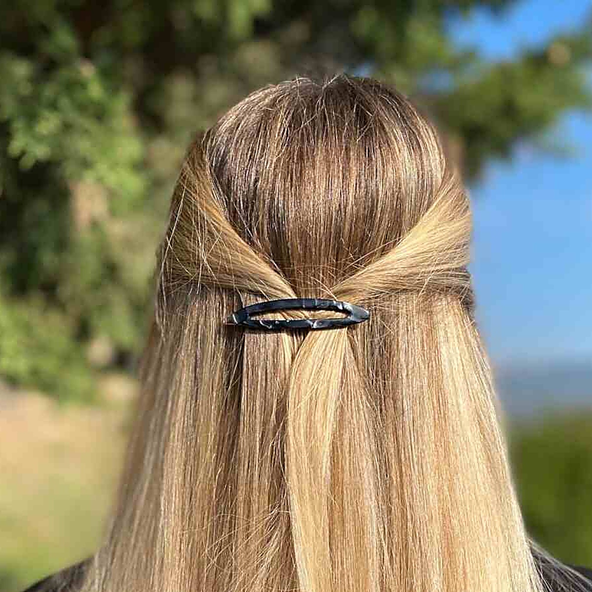 barrette-a-cheveux-laurence-nacre-noir-portee