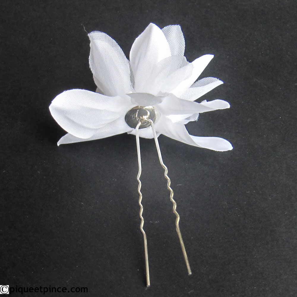 épingle fleur blanche tissu