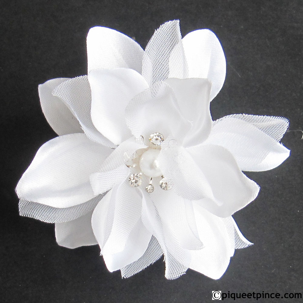pic fleur blanche chignon de mariage1