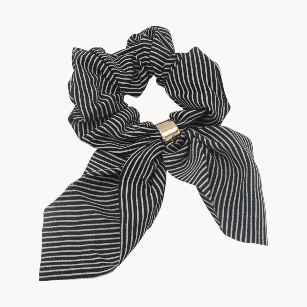 Chouchou foulard rayé noir et blanc avec anneau doré