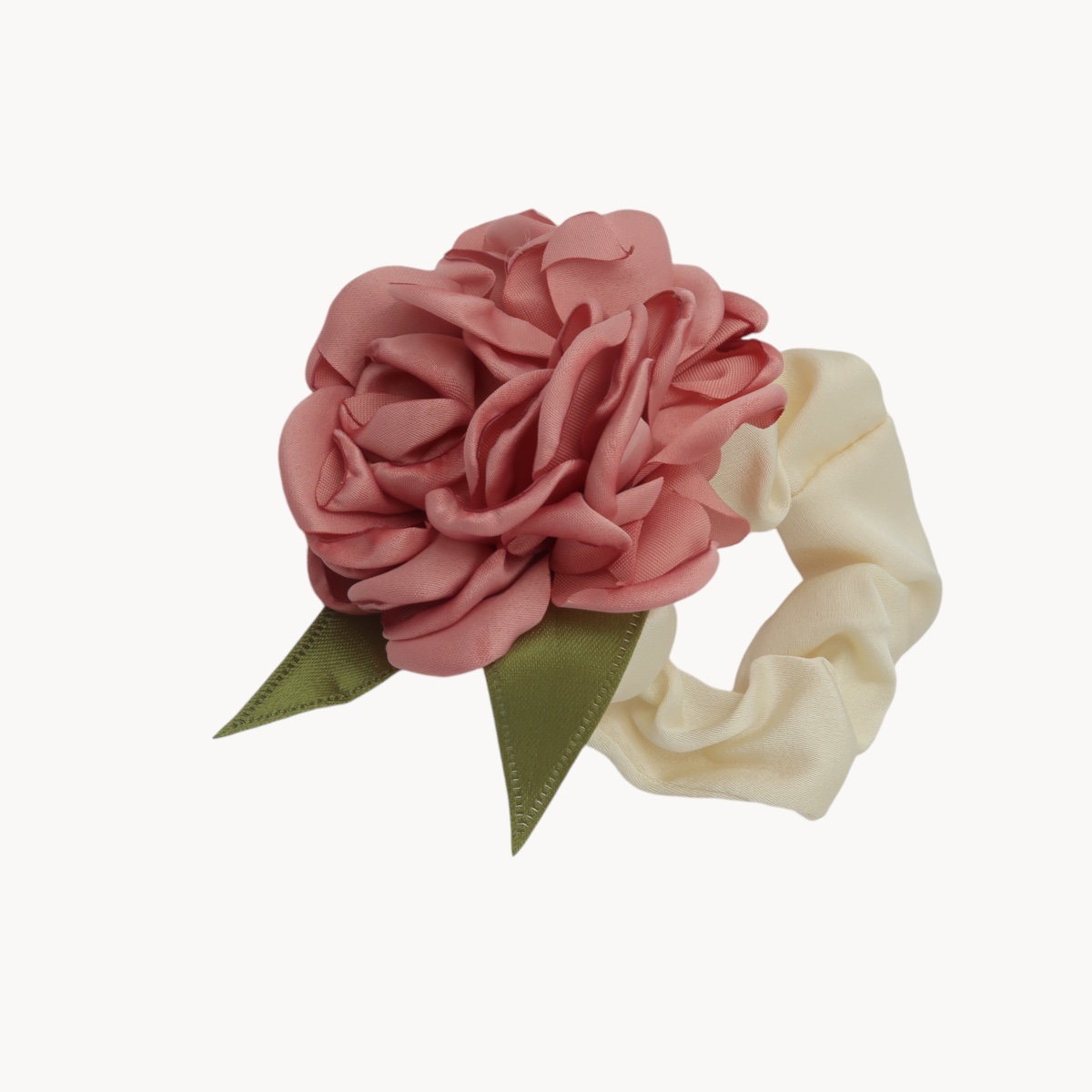 Chouchou cheveux avec fleur en tissu et feuilles décoratives
