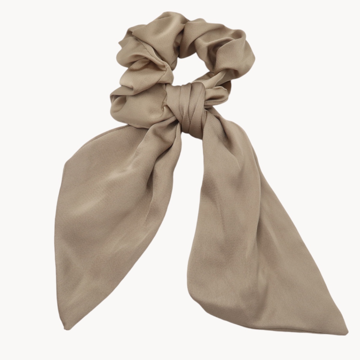 chouchou-cheveux-satiné-beige-Photoroom