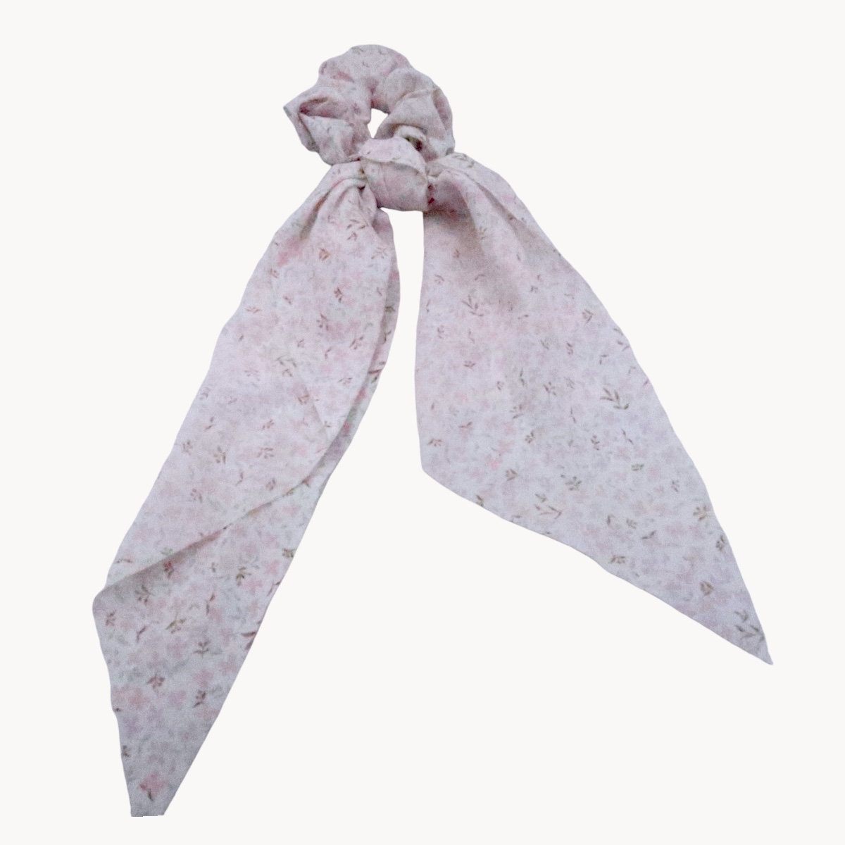 chouchou-cheveux-foulard-blanc-fleurs rose-Photoroom