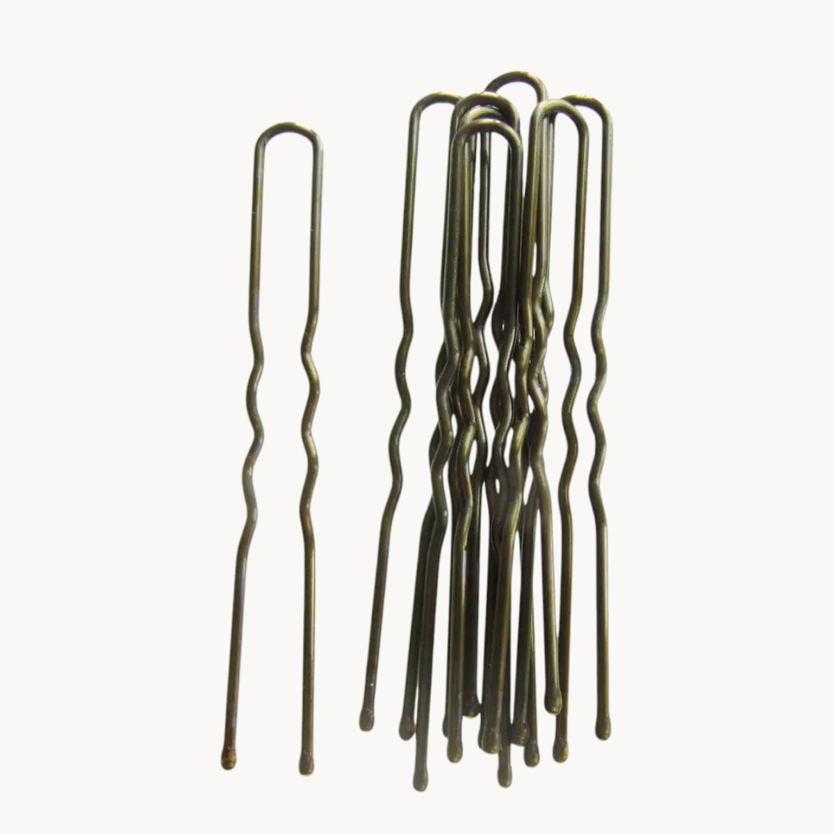 petites-epingles-couleur-bronze-pour-cheveux-fins-Photoroom