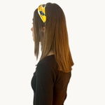bandeau-cheveux-feuilles-bleu-fond-jaune-3-Photoroom