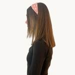 bandeau-cheveux-rose-pois-blanc-2-Photoroom