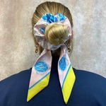 chouchou foulard cheveux rose et jaune médaillons bleu