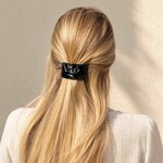 Barrette à cheveux large et bombée Héléna noire nacrée portée