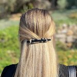 barrette-a-cheveux-leonie-rectangle-ecaille-clair-portee
