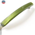 Barrette verte pour tenir une mèche de cheveux