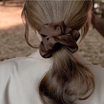 chouchou cheveux satin marron porté-Photoroom