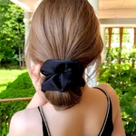 chouchou cheveux satine noir porté-Photoroom