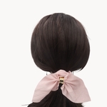 chouchou cheveux foulard raye rose porté2-Photoroom