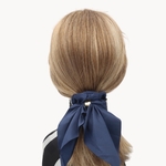 chouchou-cheveux-foulard bleu porté-Photoroom