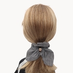 chouchou-cheveux-foulard rayé noir et blanc porté-Photoroom