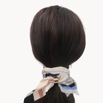 chouchou-cheveux-foulard bleu et beige porté-Photoroom