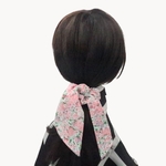 chouchou-cheveux-foulard-petites-fleurs-roses-porté-Photoroom
