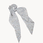 chouchou-cheveux-foulard-blanc-fleurs-bleu-Photoroom