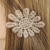 Barrette à cheveux fleur crème et or
