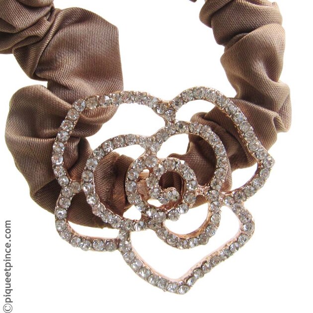 Attache Foulard Avec Camélia Métal Doré Et Strass Rose - Neuf Avec étiquette