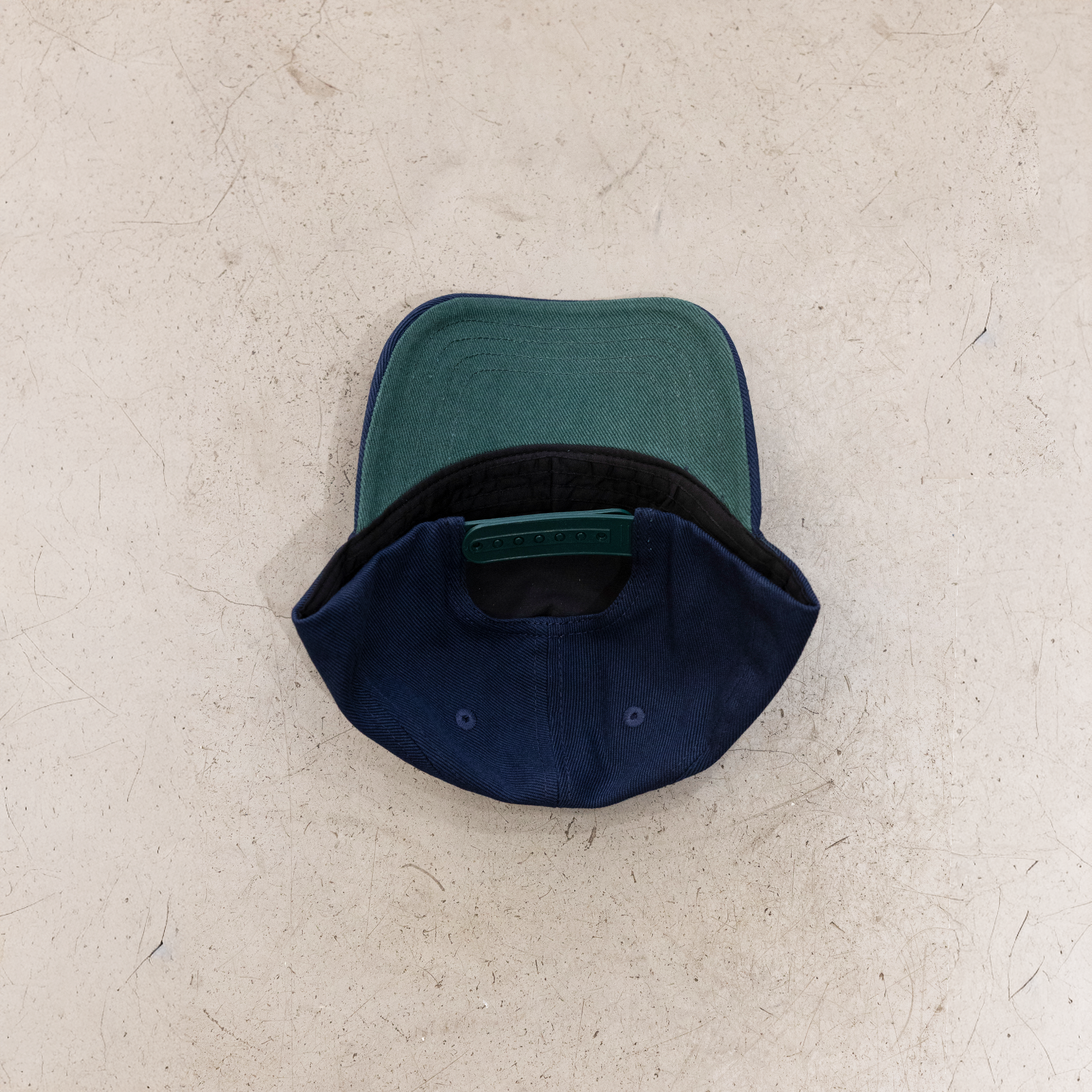 casquette bleu dessous