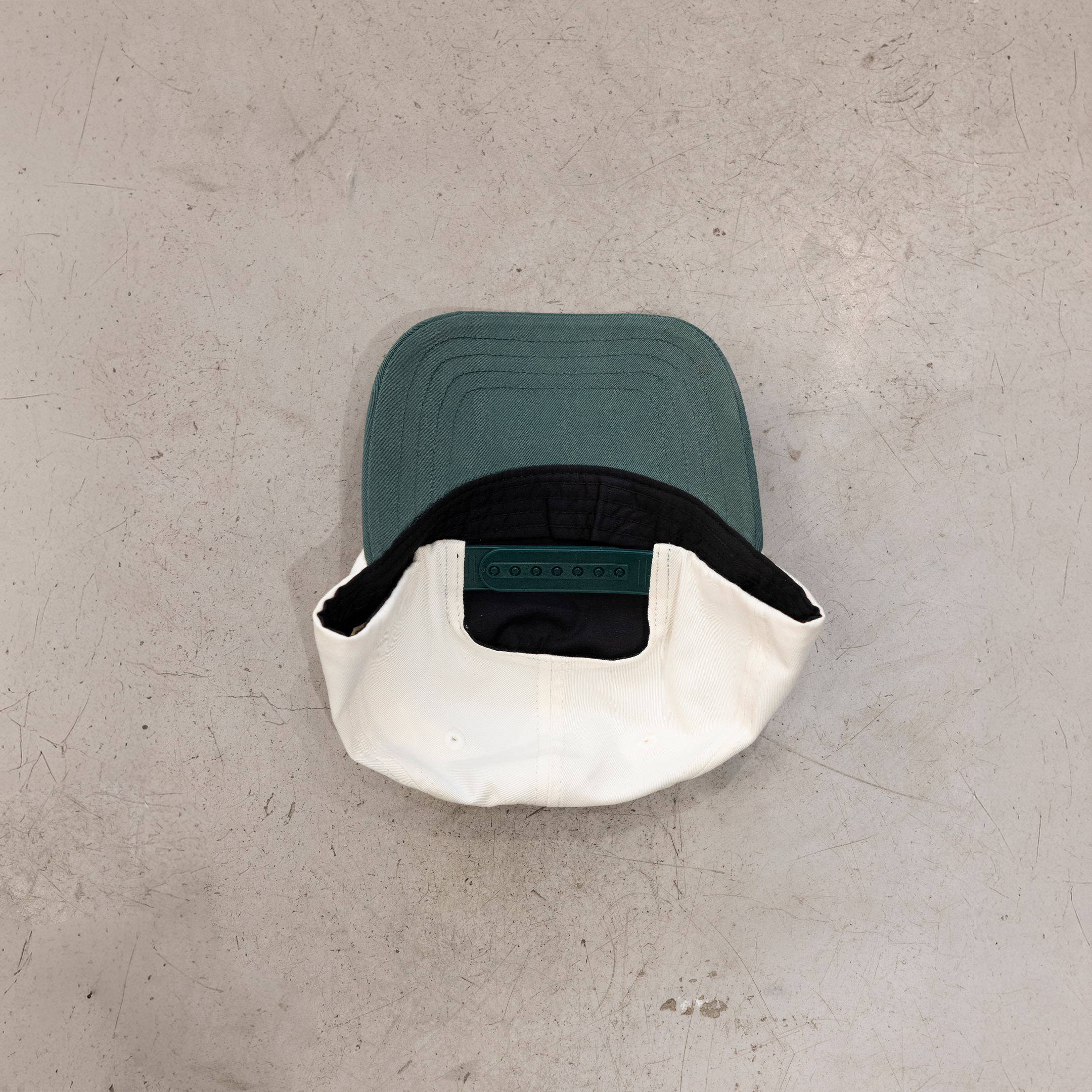 casquette verte dessus
