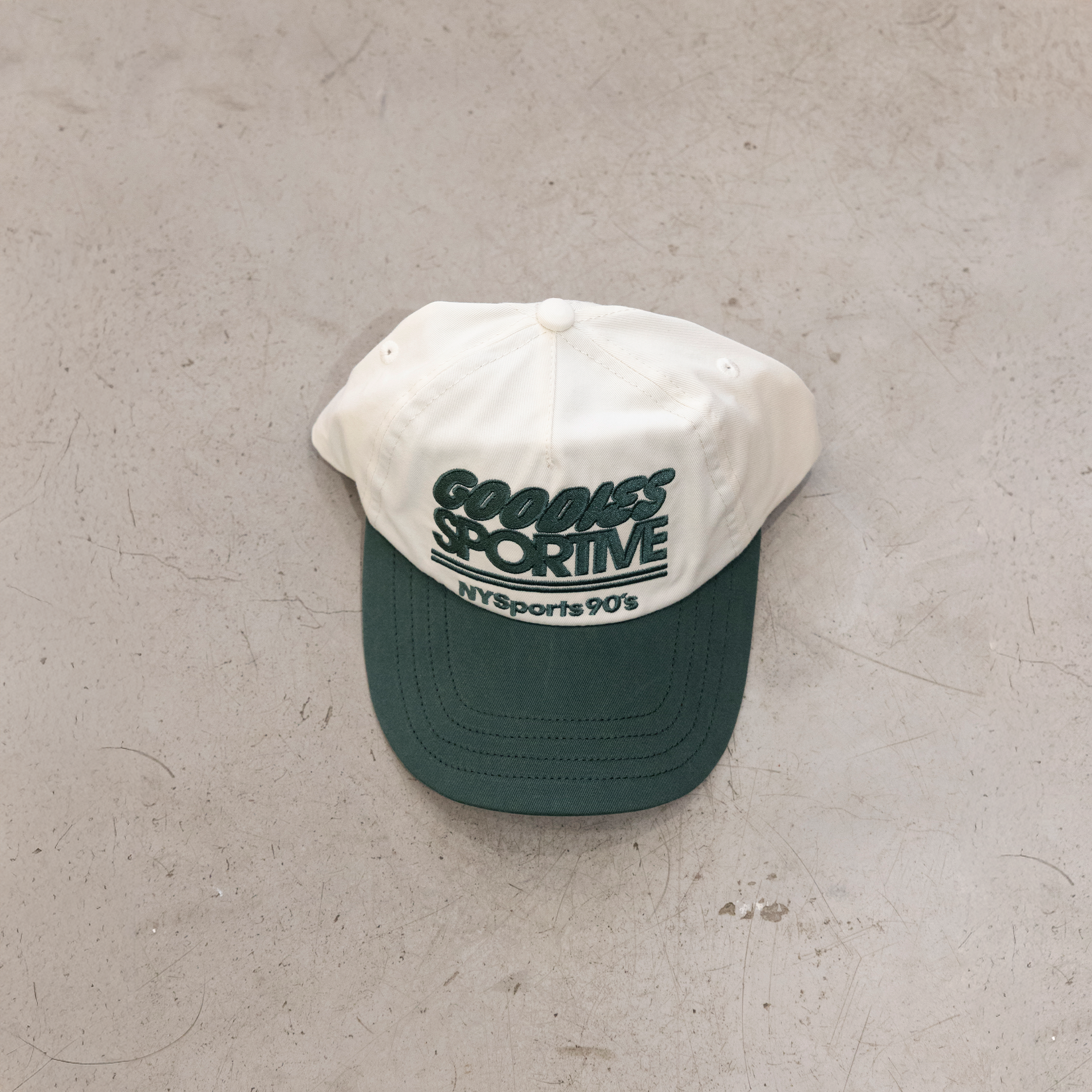 casquette verte dessous
