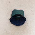 casquette bleu dessous