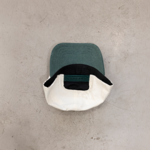 casquette verte dessus