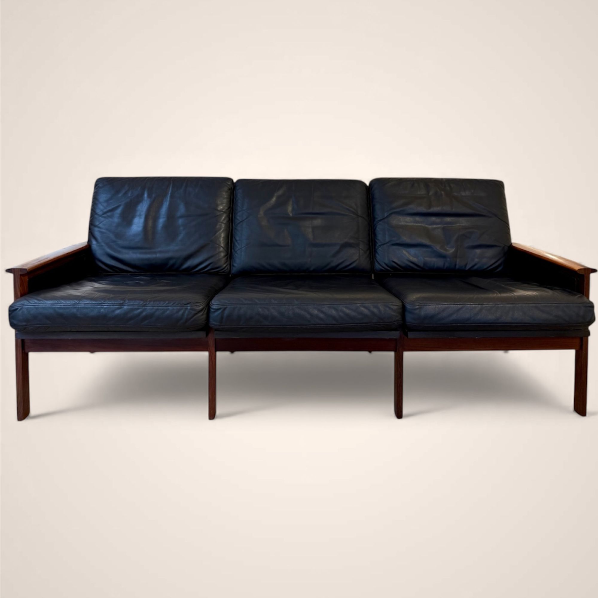 Illum Wikkelso_Sofa_rosewood_leather_Niels Eilersen 4