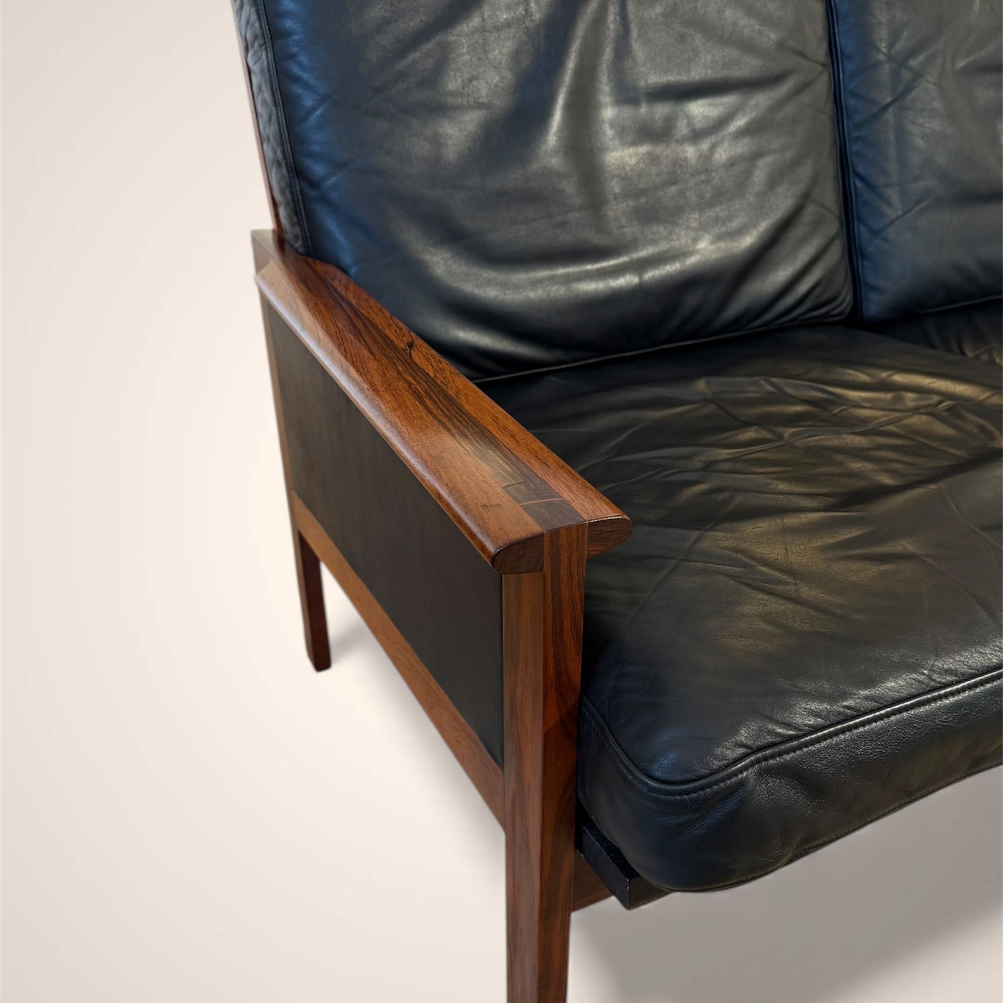 Illum Wikkelso_Sofa_rosewood_leather_Niels Eilersen