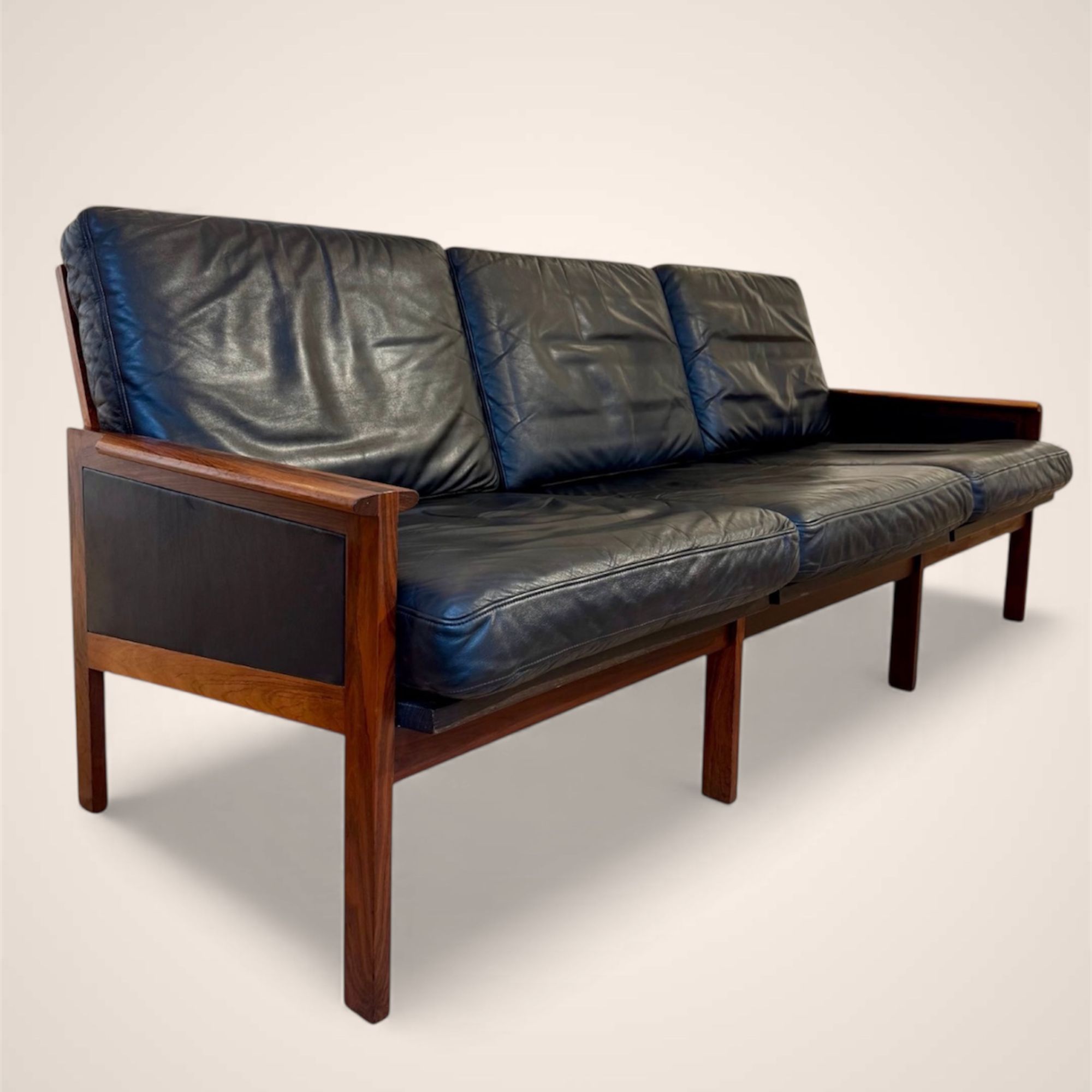 Illum Wikkelso_Sofa_rosewood_leather_Niels Eilersen 2