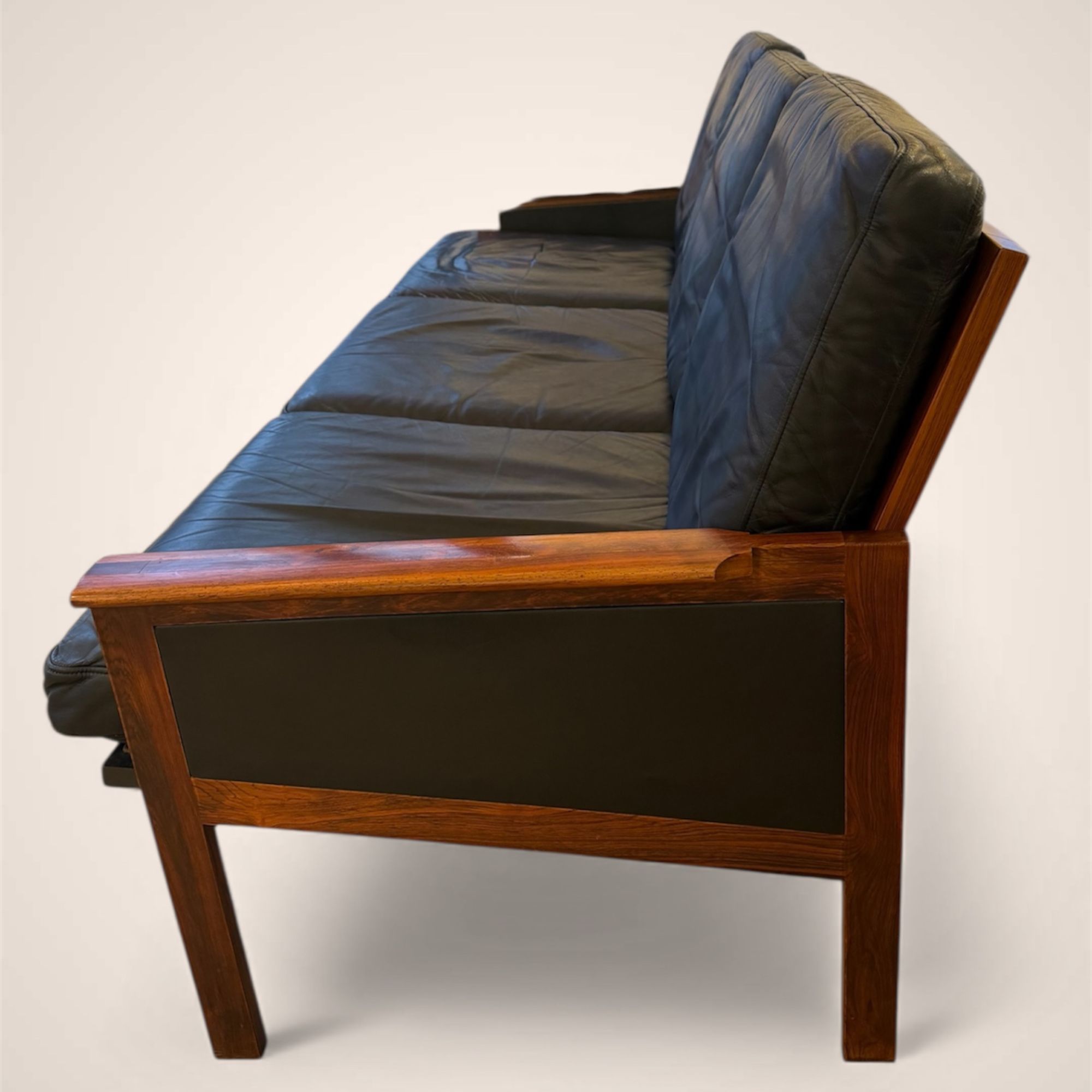 Illum Wikkelso_Sofa_rosewood_leather_Niels Eilersen 3