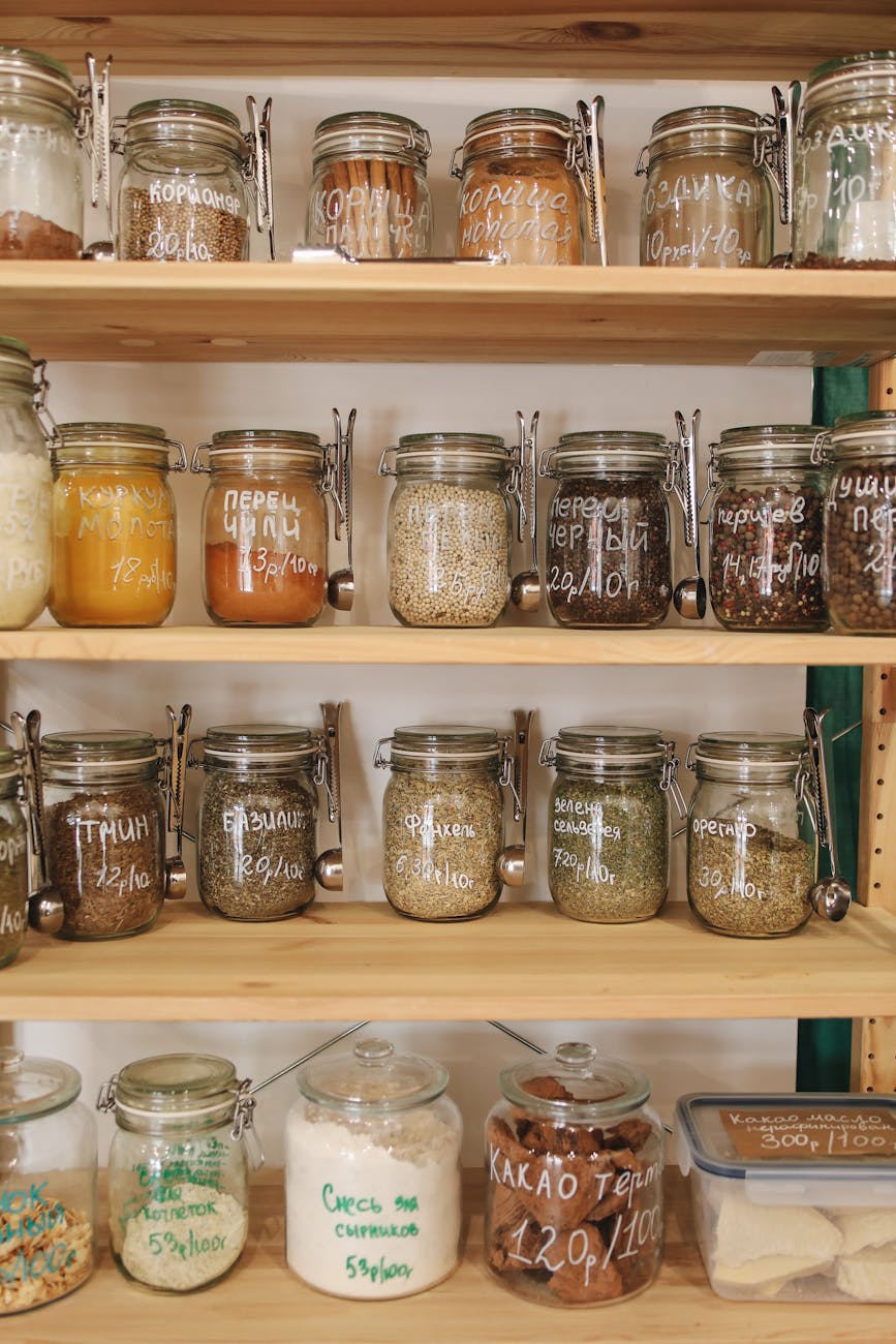 bocaux en verre transparent sur etagere en bois blanc
