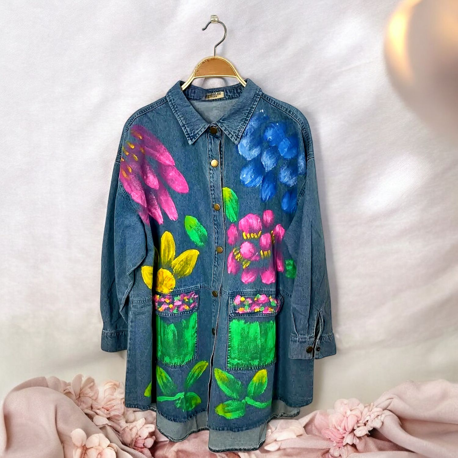 Chemise en Jean Effet Peinte à la Main – Élégance Artistique pour Femme Ronde