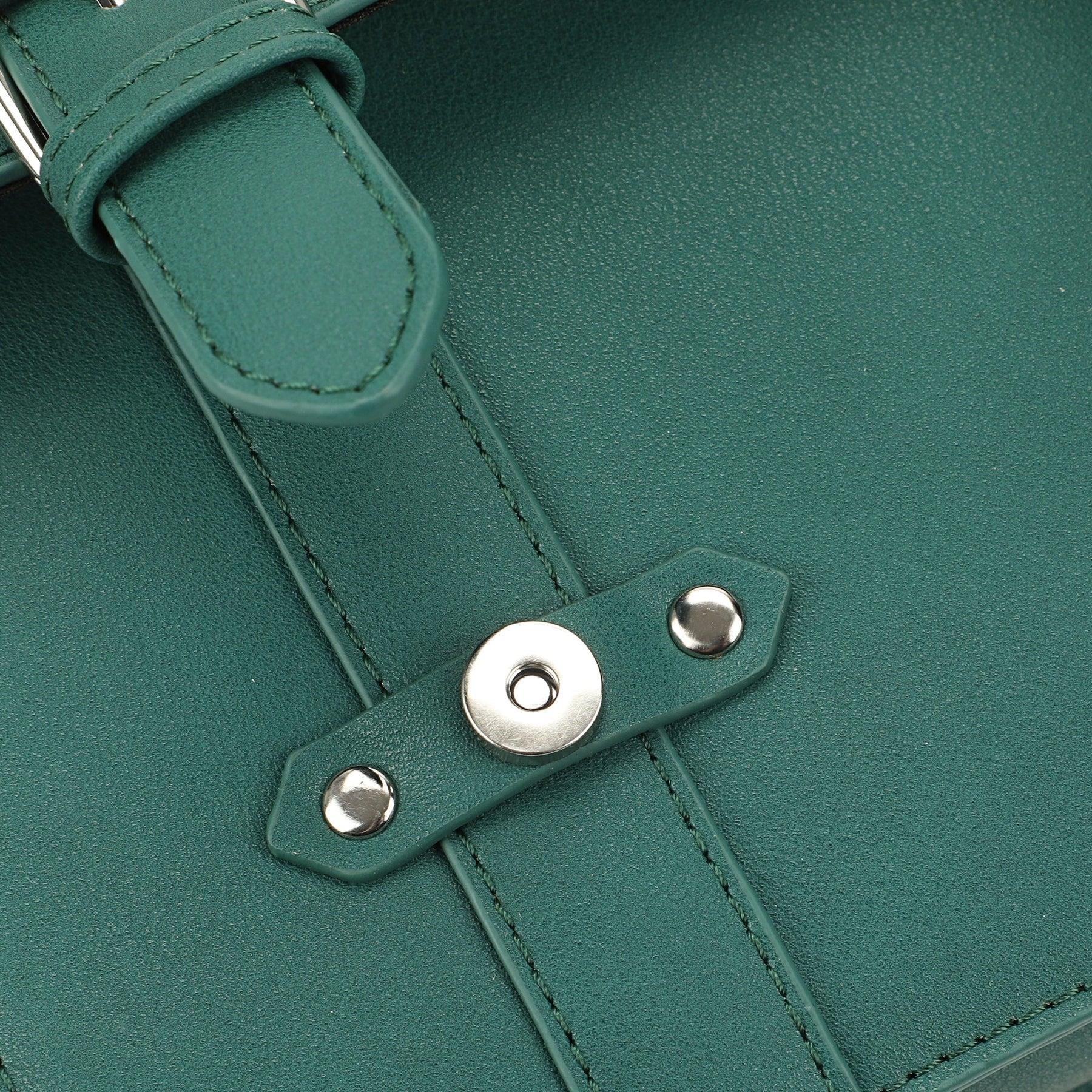 sacaf8mq1w-sacaf8mq1w-10-sac-a-main-elegance-serpentard-avec-breloque