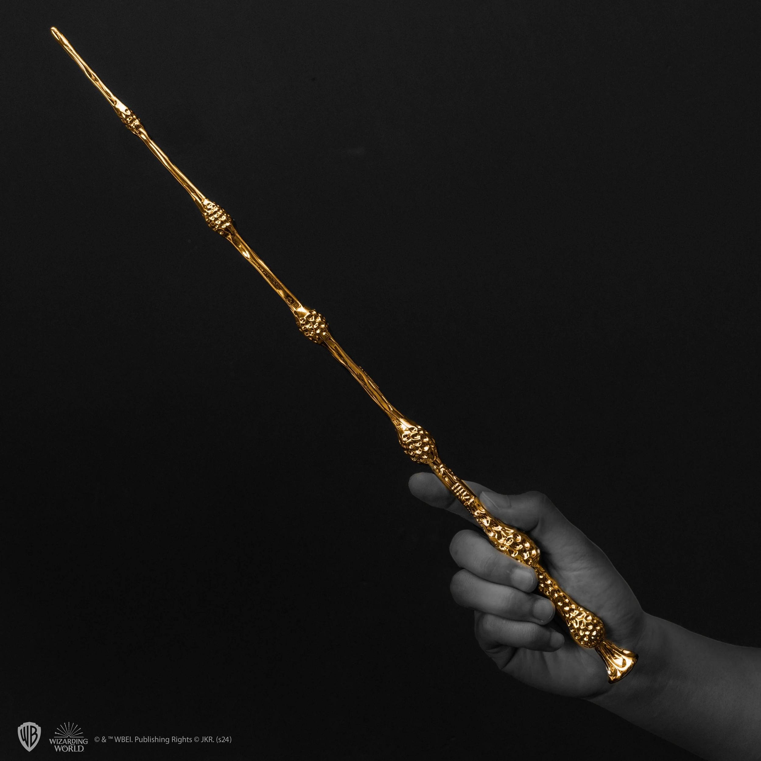 Wand-PrestigeCollection-AlbusDumbledore-Lifestyle_1-4895205616721-CR6402